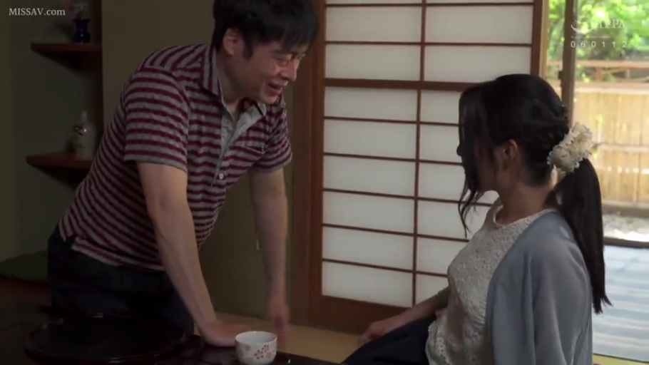 俯身 · 和室 · 中景 · 交流 · 条纹衫