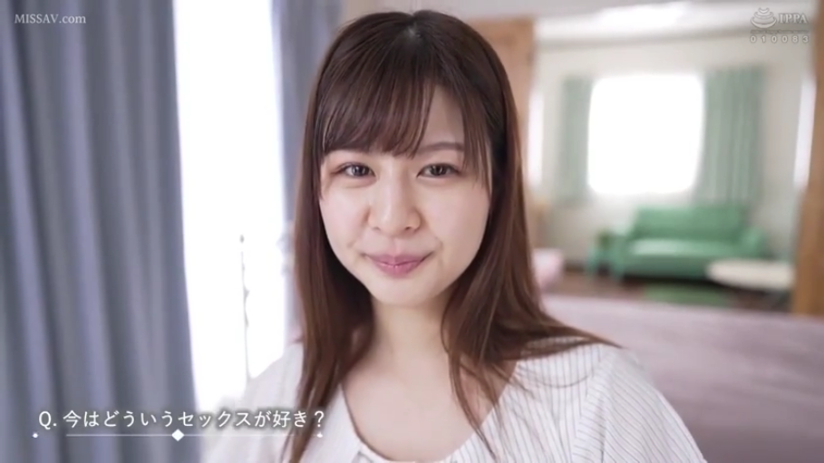 俯身 · 中景 · 微笑 · 排球 · 体育馆 · 白色吊带裙 · 显露乳沟 · 运动风格