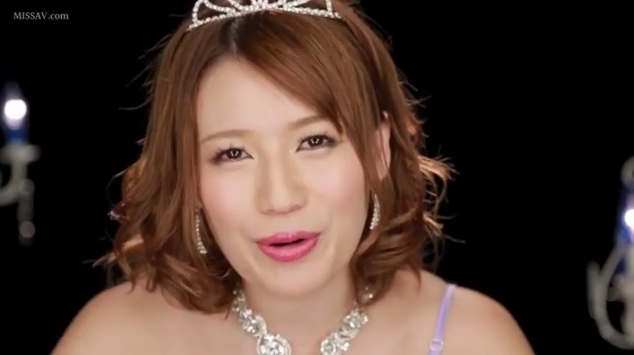 脸部 · 微笑 · 注视 · 内衣 · 摄影棚 · 饰品 · 正对镜头 · 皇冠