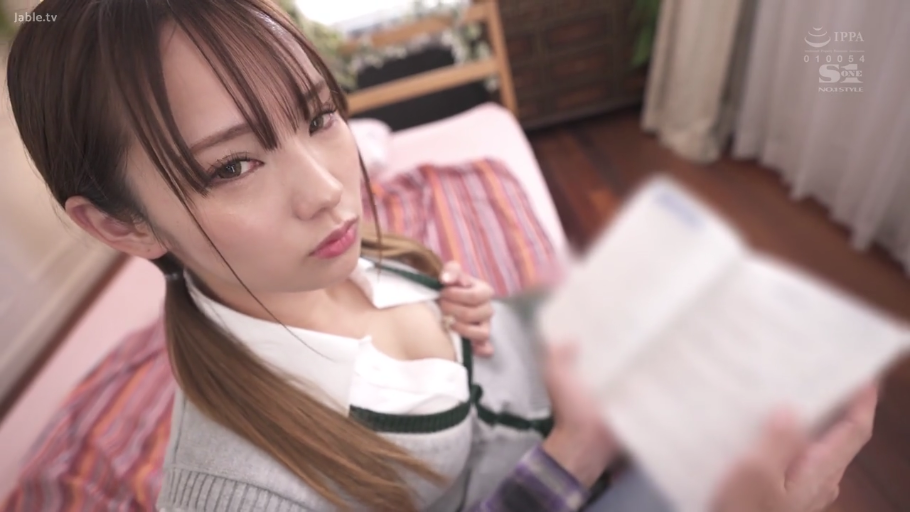站立 · 近景 · 围裙 · 纠缠 · 室内走廊 · 人妻 · 不安 · 围裙与居家服