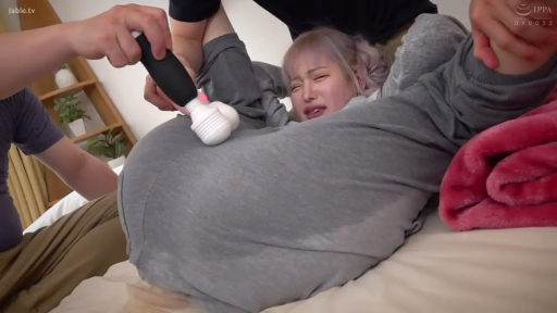 臥室 · 迷離 · 躯干 · 多人 · 仰臥抬腿 · 灰色衛衣 · 震動刺激 · 震动器