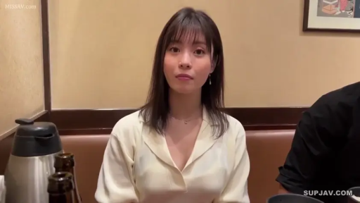 室内 · 全裸 · 上半身特写 · 面部模糊 · 身体展示 · 正面站姿 · 高曝光低清