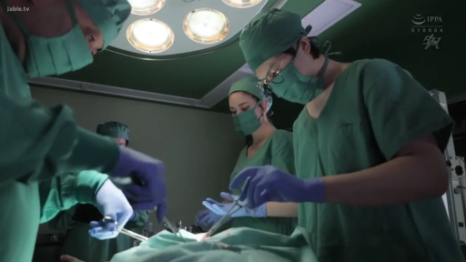 严肃 · 站立 · 手术室 · 手术服 · 职业场景 · 手术 · 手术器械