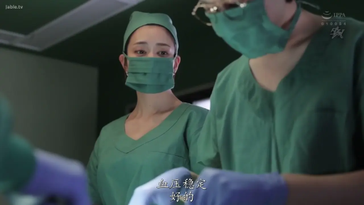 专注 · 站立 · 中景 · 制服 · 手术室 · 医用手套 · 绿色手术服 · 医疗操作