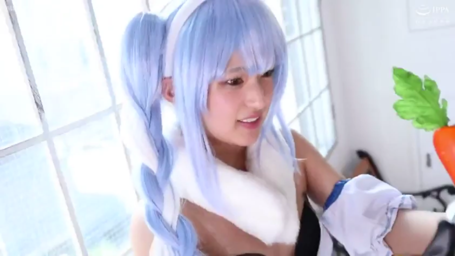 室内 · 微笑 · 注視 · 近景 · ロールプレイング衣装 · 半身姿势 · 胡萝卜道具