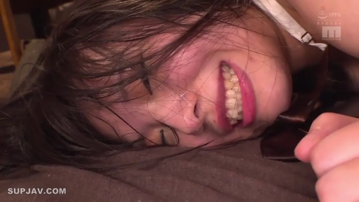 室內 · 俯臥 · 面部特寫 · 忍耐 · 制服 · 痛苦 · 濕髮