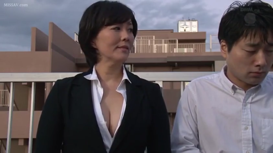 坐姿 · 交谈 · 职业装 · 上半身 · 天台