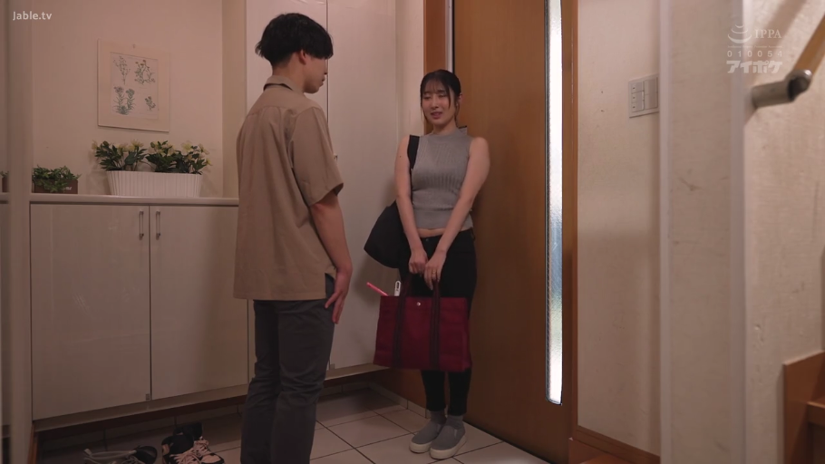 室内 · 俯身 · 半身 · 职业装 · 直播 · 日本AV · 疑惑 · 弹幕