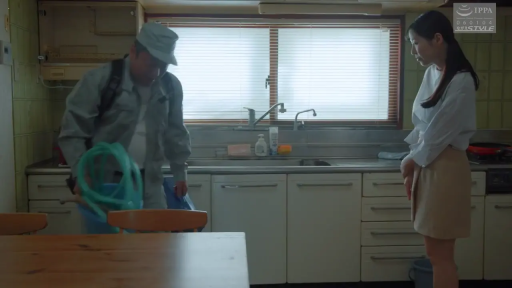 全景 · 居家环境 · 厨房 · 平淡 · 弯腰俯身 · 浅蓝色工作服 · 绿色水管 · 清理维修