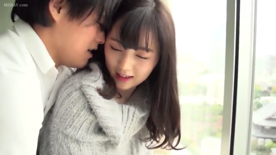 脸部特写 · 窗边 · 灰色毛衣