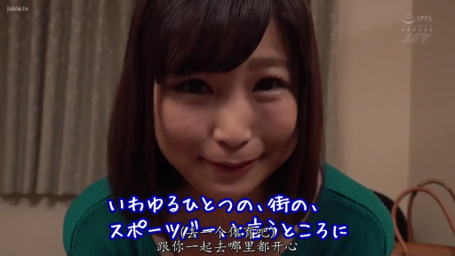 室内 · 脸部 · 微笑 · 注视 · 正面 · 中长发 · 绿色针织衫 · 背景提包