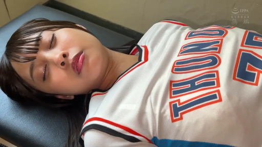 室内 · 脸部特写 · 闭眼 · 清纯 · 平躺 · 休息 · 垫子 · 篮球服