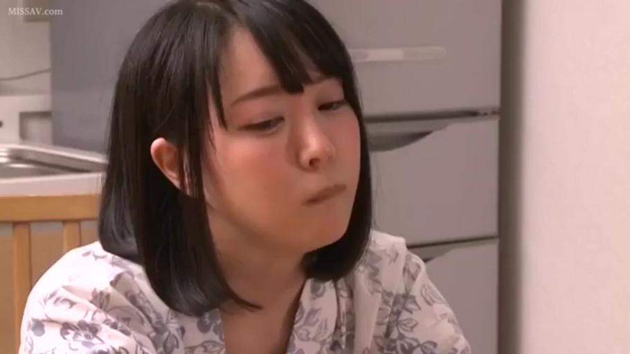 坐姿 · 脸部特写 · 平静 · 厨房 · 短发 · 碎花上衣 · 咀嚼