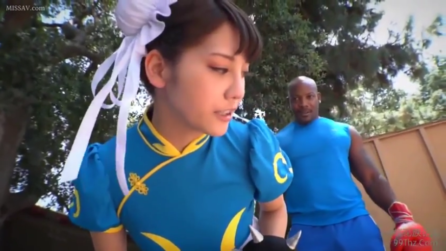 身をかがめる · 中景 · 屋外 · 忧虑 · 跨种族 · 剧情互动 · 春丽Cosplay · 尖刺护腕