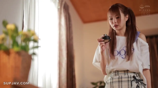 专注 · Bedroom · Stand · Medium shot · Plot · T恤 · 摄像机 · 查看物品