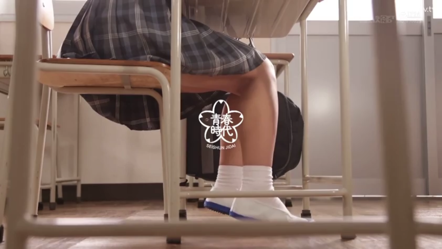 座り姿勢 · 教室 · 脚 · JK制服 · 静止 · 机材 · キャンパス