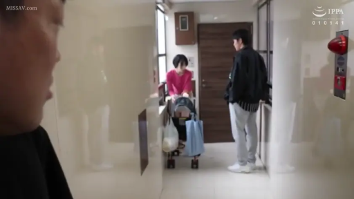 交谈 · 站立 · 全景 · 自然 · 偷窥视角 · 休闲服 · 公寓走廊 · 婴儿车