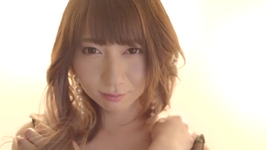 脸部特写 · 诱惑 · 对视 · 长发 · 正面 · 耳坠 · 影棚 · 黑色吊带