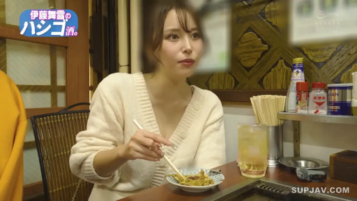 室内 · 坐姿 · 裸露 · 乳房 · 展示身体 · 紫色内裤 · 杂乱衣物