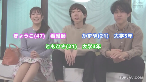 室内 · 坐姿 · 中景 · 微笑 · 提包 · 休闲服 · 采访 · 文字字幕