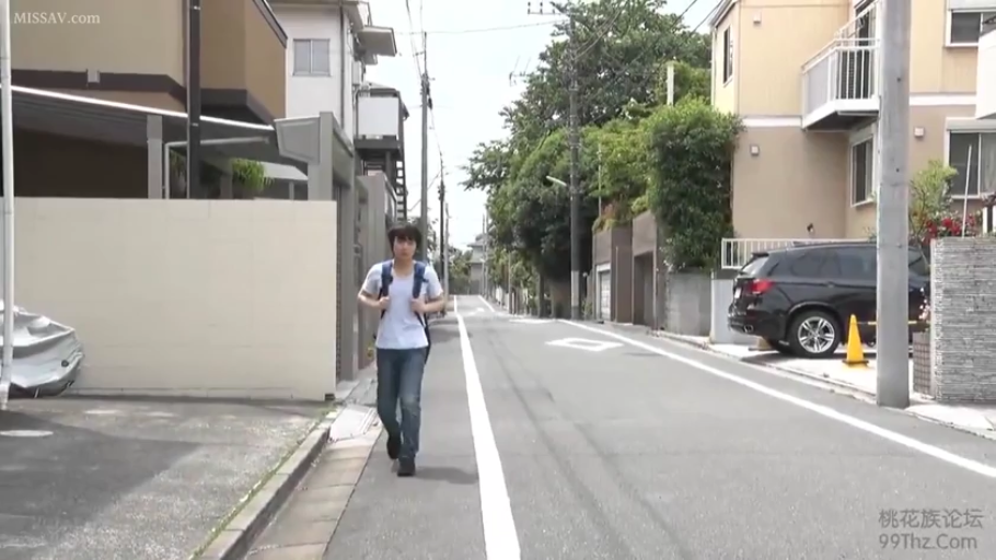 平靜 · 行走 · 白色T恤 · 雙肩包 · 步行 · 住宅区街道