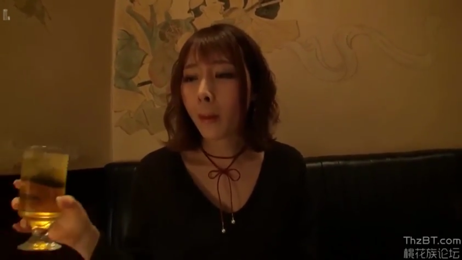 交谈 · 微笑 · 公寓走廊 · 夜景 · 背包 · 黄色紧身裙 · 靠栏杆站立