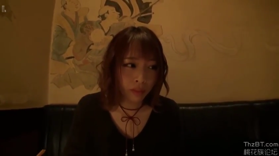 坐姿 · 单人 · 胸部 · 卧室 · 展示 · 台灯 · 诱惑 · 白色蕾丝内衣