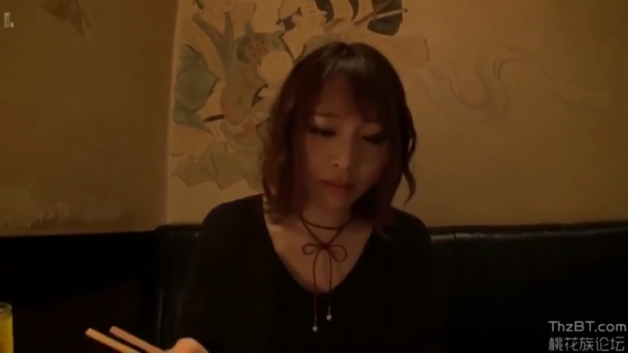 愉悦 · 后入式 · 全景 · 客厅 · 多人性交 · 地毯 · 校园制服 · 逆光