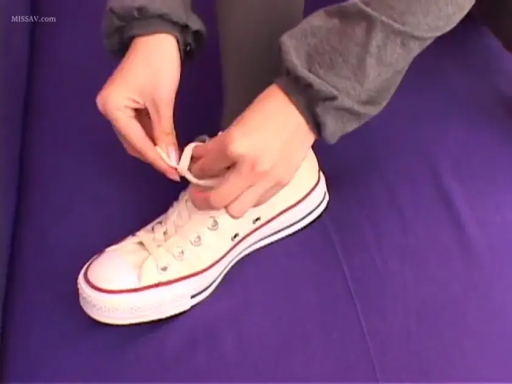 室内 · 足部特写 · 弯腰 · 灰色卫衣 · 足控视角 · 系鞋带 · 白色帆布鞋