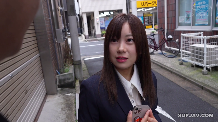 室内 · 坐姿 · 交谈 · 全景 · 休闲装 · 认真 · 黑色沙发 · 瓶子