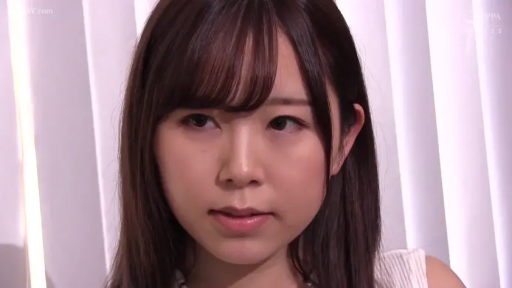 脸部特写 · 平静 · 居家 · 白色背心 · 注视 · 窗帘 · 室内房间 · 正面