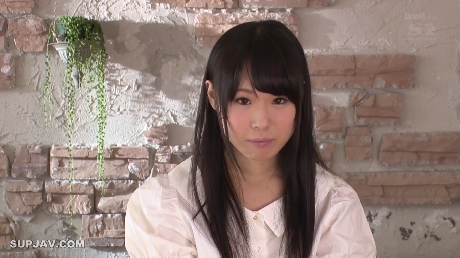 室內 · 中景 · 平靜 · 白色襯衫 · 注视镜头 · 綠植 · 正面 · 长直发