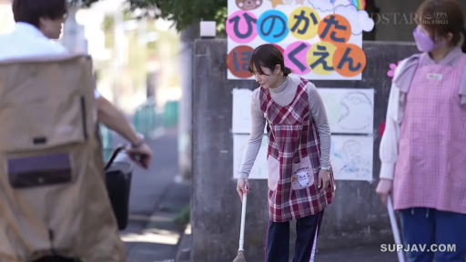 全身 · 弯腰 · 自然 · 户外 · 围裙 · 扫帚 · 打扫 · 保育员