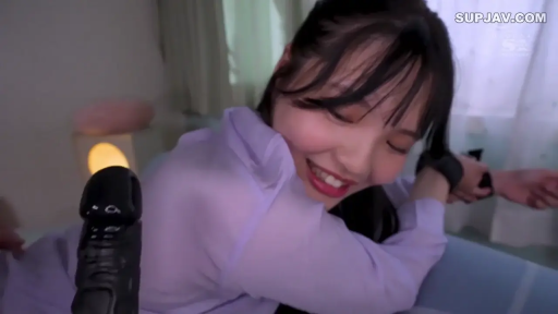 臥室 · 俯臥 · 面部特寫 · 紫色襯衫