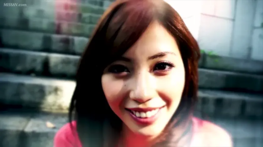 坐姿 · 脸部特写 · 微笑 · 长发 · 粉色上衣 · 看着镜头 · 户外台阶