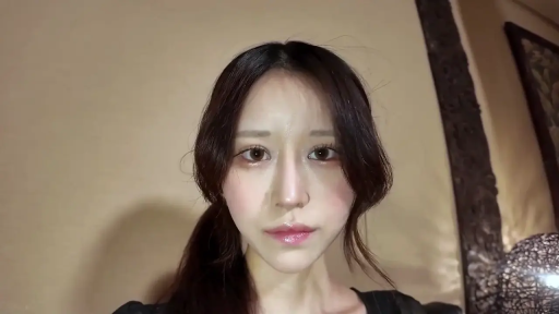 室内 · 顔部のクローズアップ · 注視 · 长发 · 正面 · 冷淡 · 黑色吊带