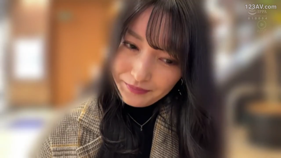 室内 · 微笑 · 面部特写 · 注视 · 侧头 · 格子大衣