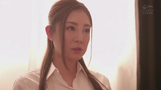 室内 · 面部 · 站立 · 平静 · 白色衬衫 · 凝视