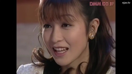 室内 · 愉悦 · 面部特写 · 熟女 · 谈笑 · 耳饰 · 正脸 · 浅色服饰