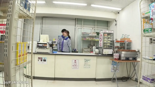 室内 · 面部特写 · 搂抱 · 深情 · 亲密互动 · 情侣氛围 · 绿色吊带衫