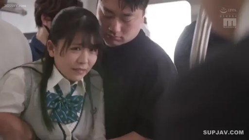 中景 · 猥褻 · 学生服 · 惊恐 · 电车 · 痴汉题材 · 站立拥挤