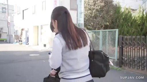 严肃 · 脸部 · 站立 · 注视前方 · 户外 · 校园制服 · 二次元对比