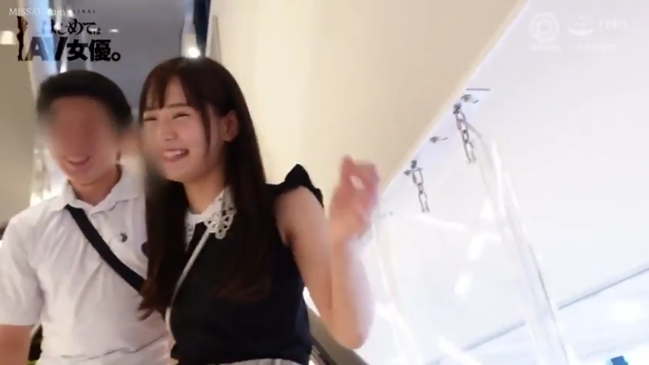 室内 · 交谈 · 站立 · 中景 · 微笑 · 日文水印 · 拼接无袖上衣