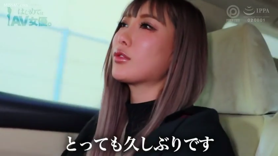 坐姿 · 脸部特写 · 车内 · 黑色高领