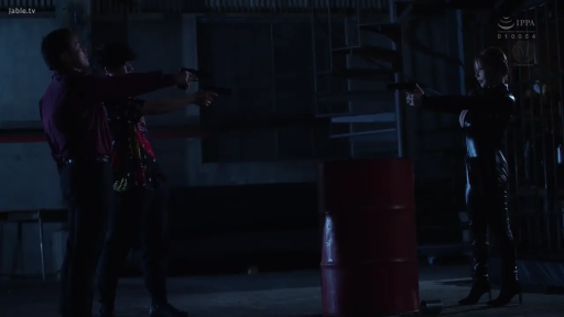 冷酷 · 巨乳 · 上半身特写 · 昏暗室内 · 手枪 · 瞄准 · 持枪姿势 · 黑色开胸紧身皮衣