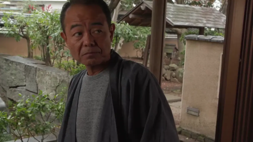 严肃 · 站立 · 中景 · 注视 · 和服 · 庭院 · 老年人