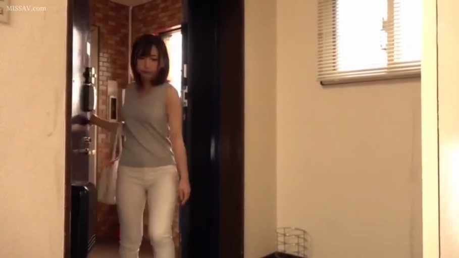 全身 · 站姿 · 玄关 · 白色紧身裤