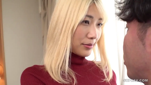 室内 · 微笑 · 面部特写 · 注视 · 金发 · 红色高领毛衣 · 面对面