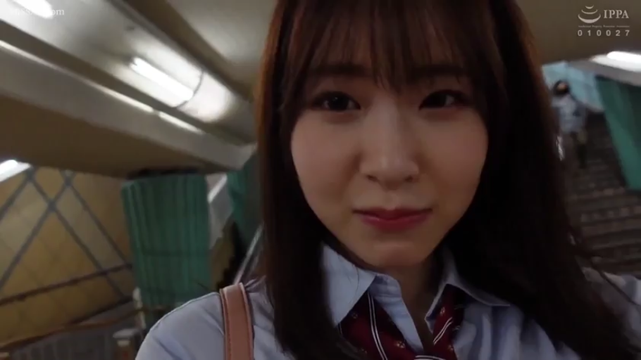 面部 · 校服 · 站立 · 微笑 · 楼梯 · 凝视 · 领带