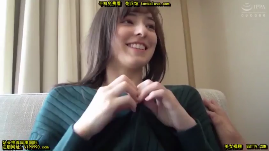 室内 · 座り姿勢 · 微笑 · 居家 · 上半身 · 毛衣 · 掀衣